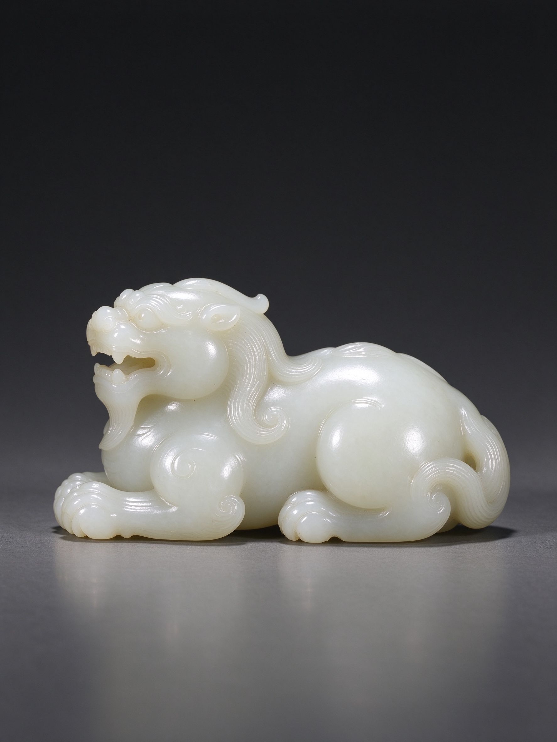白玉雕瑞獸擺件